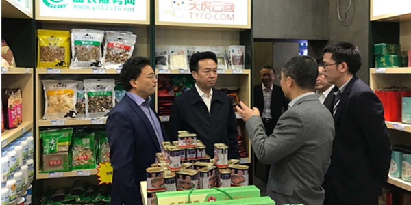 中国电信集团公司总经理杨小伟来我司翼家超市(图3)